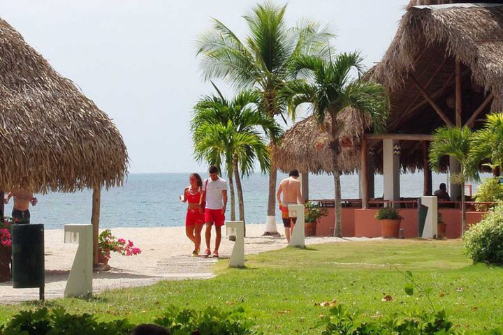 Central-America-Panama-Beach-Romantic-Couple