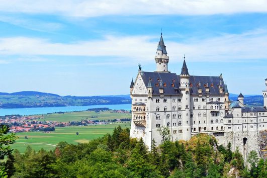 tour-europe-germany-heart-neuschwanstein-castle-1014376_1280-pixabay